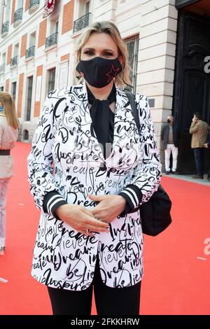 Madrid, Spanien. Mai 2021. Die Sängerin Ainhoa Arteta nimmt an der zivil-militärischen Zeremonie an der Puerta del Sol anlässlich des Tages der Gemeinde Madrid Teil. Kredit: SOPA Images Limited/Alamy Live Nachrichten Stockfoto