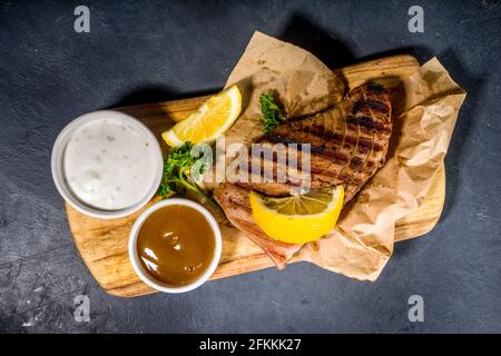 Gegrillte Thunfisch-Steaks mit Gewürzen und Zitrone, bbq-Keto-Diät-Konzept Stockfoto