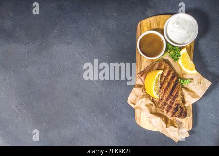 Gegrillte Thunfisch-Steaks mit Gewürzen und Zitrone, bbq-Keto-Diät-Konzept Stockfoto