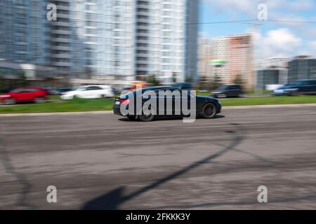 Ukraine, Kiew - 26. April 2021: Schwarzer Audi A5 bewegt sich auf der Straße. Redaktionell Stockfoto