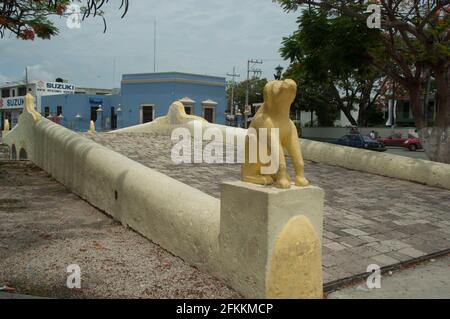 El llamado puente de las Mercedes o de los Perros se extiende por encima del Canal de desagüe del Barrio de Santa Ana en Campeche. Ciera uno de los ex Stockfoto