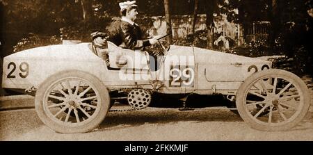 1902. Ein ungewöhnliches altes Foto einer Dame im Autorennen (mit einem männlichen Beifahrer) in ihrem kettengetriebenen Rennwagen Stockfoto