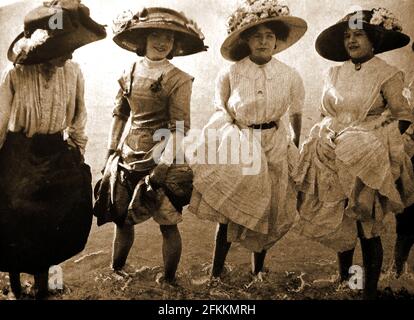 1908 - EINE Gruppe britischer 'Beach Belles', vollgekleidete Frauen mit Hüten und Petticoats, paddeln in Brighton im Meer. Stockfoto