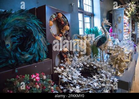 LONDON, Großbritannien - 22. Dezember 2020: Weihnachtsdekorationen im Einkaufszentrum Liberty, einem der ältesten Kaufhäuser. Weihnachtskränze in Form von Stockfoto