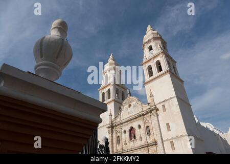 La catedral de Campeche se levanta en el sitio donde estuvo la primera capilla Católica, dedicada a Nuestra Señora de la Inmaculada Concepción, luego Stockfoto