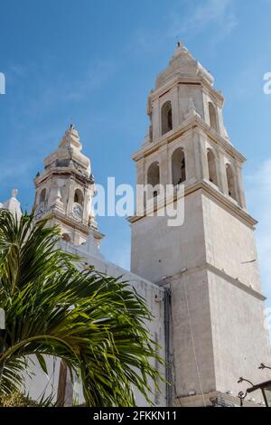 La catedral de Campeche se levanta en el sitio donde estuvo la primera capilla Católica, dedicada a Nuestra Señora de la Inmaculada Concepción, luego Stockfoto