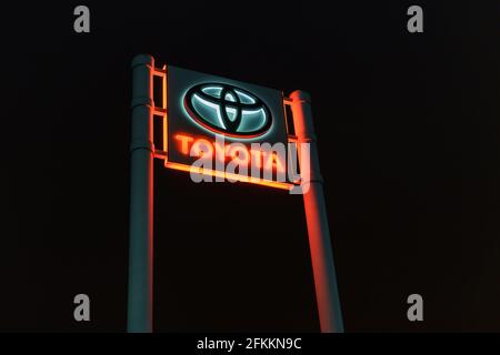 Tjumen, Russland-31. Januar 2021: Toyota-Logo auf dem Hintergrund des Nachthimmels Nahaufnahme Stockfoto