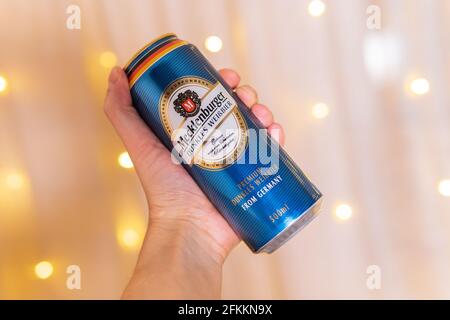 Tjumen, Russland-13. Februar 2021: Mecklenburger Bier in einem Aluminiumrohr. Selektiver Fokus, dunkles Weissbier Stockfoto