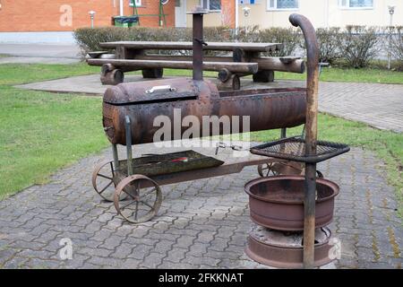 Wunderschön gestaltete alte Grillgeräte in der Außenküche. Stockfoto