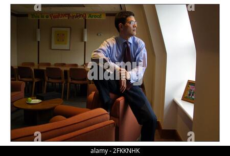 David Miliband, School Standards Minister, stellte heute in seinem Büro in London ein Reformpaket für die Lehrreform vor.Bild David Sandison 22/10/2002 Stockfoto