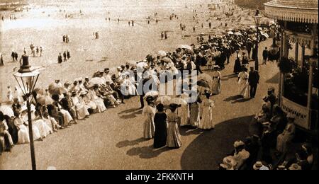 Hochkarätige Besucher stollten 1908 auf der Promenade in Scarborough, Yorkshire England. Stockfoto