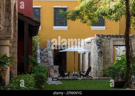 EL HOTEL HACIENDA PUERTA CAMPECHE FORMA PARTE DE UNA CADENA HOTELERA QUE TIENE COMO SEDE MANSIONES RESTAURADAS DEL SIGLO XVII SE LOCALIZA EN EL CENTRO Stockfoto