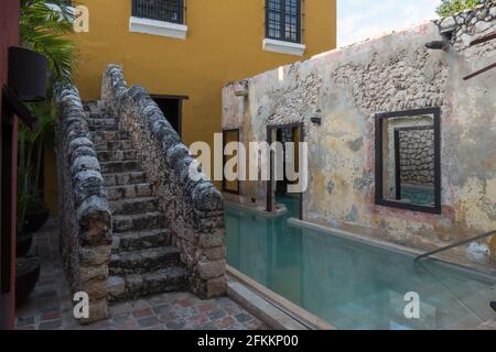 EL HOTEL HACIENDA PUERTA CAMPECHE FORMA PARTE DE UNA CADENA HOTELERA QUE TIENE COMO SEDE MANSIONES RESTAURADAS DEL SIGLO XVII SE LOCALIZA EN EL CENTRO Stockfoto