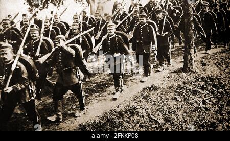 1. Weltkrieg - deutsche Soldaten marschieren beiläufig durch Belgien. Als sie in den Dörfern ankamen, wandelten sie sich in die Gänsehautform des Marschens um. Stockfoto