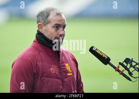 Huddersfield, England -2. Mai 2021 - Ian Watson, Cheftrainer von Huddersfield Giants, spricht nach der Rugby League Betfred Super League Huddersfield Giants gegen Leeds Rhinos im John Smith's Stadium, Huddersfield, Großbritannien Kredit: Dean Williams/Alamy Live News Stockfoto