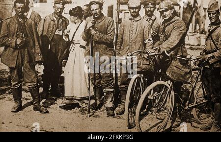 1. Weltkrieg - Deutsche verwundeten Kriegsgefangene an einer Rotkreuzstation in Frankreich, nachdem sie in der Marne gekämpft hatten. Stockfoto