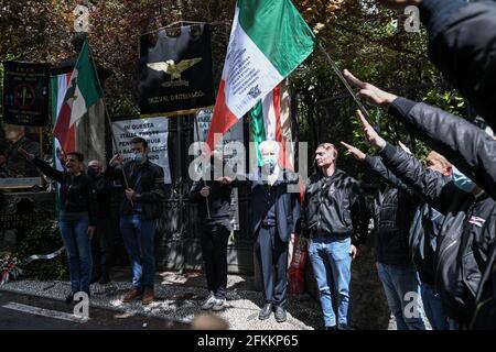 Giulino di Mezzegra, Italien. Mai 2021. Rechtsextreme und faschistische Sympathisanten gedenken des Todes von Benito Mussolini und seiner Geliebten Claretta Petacci, die am 2. Mai 2021 den römischen Gruß in Giulino di Mezzegra, Italien, machten.Quelle: Piero Cruciatti/Alamy Live News Stockfoto