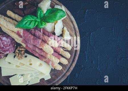 Holzbrett mit mediterranen Vorspeisen, Tapas und Antipasti. Verschiedene Bankett Essen im italienischen Stil eingerichtet. Leckerer Snack auf Party oder Picknick. C Stockfoto