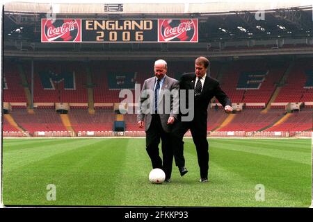 SIR BOBBY CHARLTON UND SIR GEOFF HURST MÄRZ 1999INSIDE WEMBLEY FUSSBALLTRICKSEN AUF DEM SPIELFELD Stockfoto