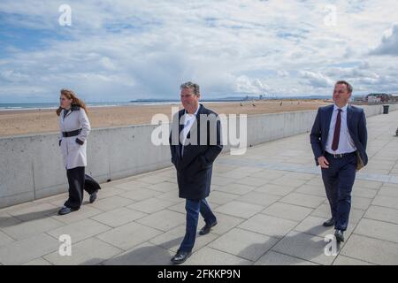 Sir Keir Starmer, der Arbeitskandidat Dr. Paul Williams und die stellvertretende Labour-Führerin Angela Rayner haben während der Hartlepool-Bye-Wahl in Seaton Carew in Seaton Carew gecambost. Stockfoto