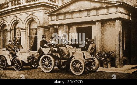 1900 - der frühe britische Automobilclub, der die Hauptkonstables der britischen Grafschaften im Sheen House Club, Richmond, Großbritannien, unterhält, um zu helfen, das Autofahren mit der Polizei in seinen frühen Tagen zu popularisieren. Stockfoto