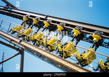 Flug der Achterbahn Pterosaur im Paultons Park, Ower, Romesy, Hampshire, England, Vereinigtes Königreich. Stockfoto