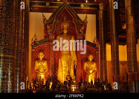 Mönche, die im buddhistischen Tempel, Wat Chedi Luang, Chiang Mai, Thailand, Wat Chedi Luang, Chiang Mai, Thailand, Asien Stockfoto