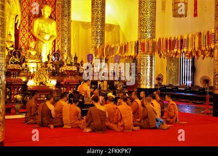 Mönche, die im buddhistischen Tempel, Wat Chedi Luang, Chiang Mai, Thailand, Wat Chedi Luang, Chiang Mai, Thailand, Asien Stockfoto