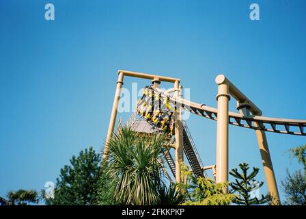 Flug der Achterbahn Pterosaur im Paultons Park, Ower, Romesy, Hampshire, England, Vereinigtes Königreich. Stockfoto