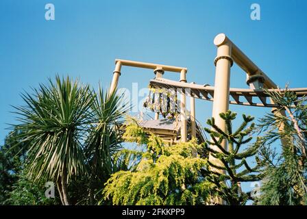 Flug der Achterbahn Pterosaur im Paultons Park, Ower, Romesy, Hampshire, England, Vereinigtes Königreich. Stockfoto