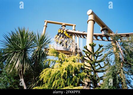 Flug der Achterbahn Pterosaur im Paultons Park, Ower, Romesy, Hampshire, England, Vereinigtes Königreich. Stockfoto