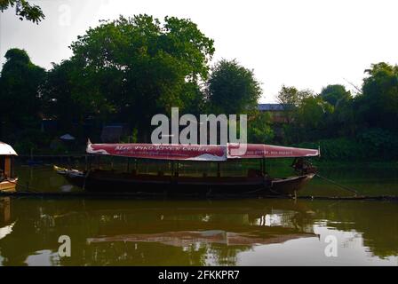 Touristenboot auf dem Pang River, Chiang Mai, Thailand, Asien Stockfoto