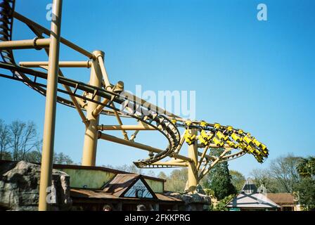 Flug der Achterbahn Pterosaur im Paultons Park, Ower, Romesy, Hampshire, England, Vereinigtes Königreich. Stockfoto