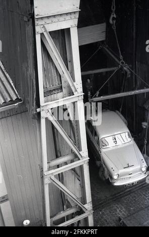 In den 1950er Jahren wurde am Kai ein Auto der Austin Cambridge A40 von einem Schiffsrumpf in Irland in das Trockenland geworfen. Stockfoto