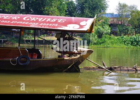 Flusskreuzfahrtschiff auf dem Pang River, Chiang Mai, Thailand, Asien Stockfoto