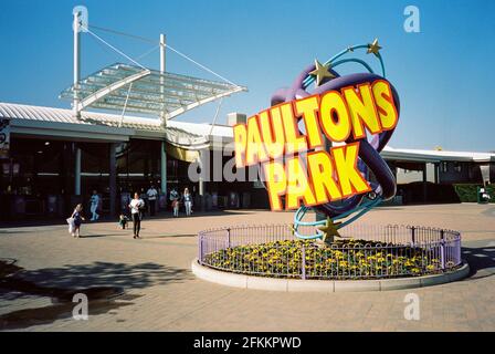 Paultons Park Schild und Haupteingang, ower, Romesy, Hampshire, England, Vereinigtes Königreich. Stockfoto