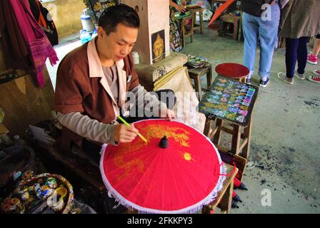 Handwerker dekorieren Regenschirm im BoSang Handicraft Center, Chiang Mai, Thailand, Asien Stockfoto