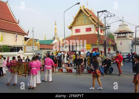 Parade mit Menschen in traditioneller Kleidung beim Blumenfest, Chiang Mai, Thailand Stockfoto