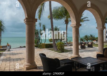 El Hotel Tucán Siho-Playa en Champotón se construyó en lo que fue una de las haciendas henequeneras de Campeche, localizada junto al mar. Stockfoto