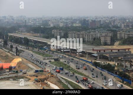 Dhaka, Bangladesch. Mai 2021. Die Arbeiten an der ersten Hochstraße von Dhaka sind im Gange, da die Behörde erwartet, dass der Bau der Strecke vom internationalen Flughafen Hazrat Shahjalal bis zum Eisenbahntor Tejgaon bis Dezember 2021 abgeschlossen sein wird.die 47 Kilometer lange Schnellstraße mit einem zentralen Teil von 19.73 Kilometern, Wird vom Flughafen Dhaka nach Kutubkhali auf der Autobahn Dhaka-Chattogram fahren. (Foto von MD Manik/SOPA Images/Sipa USA) Quelle: SIPA USA/Alamy Live News Stockfoto