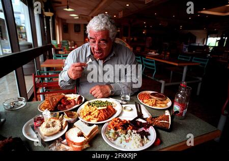 Küchenchef Antonio Carlucchio Mai 19999Verkostung des kompletten monty-Frühstücks im Die Autobahnraststätte auf der M4 Stockfoto