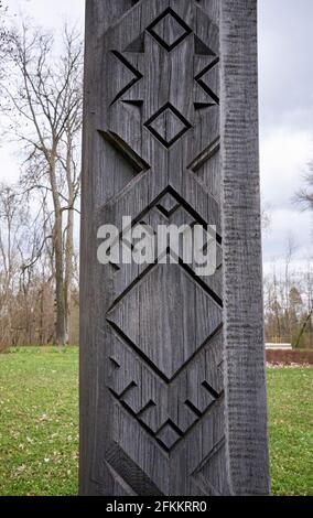Lettische Ornamente auf Holzstatue im Skulpturengarten Lielvarde dargestellt Park Lettland Stockfoto