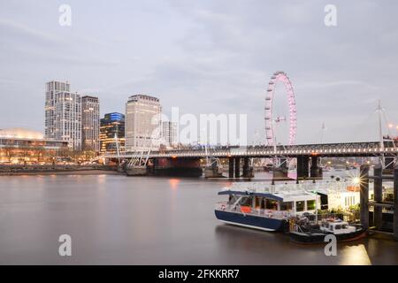 Golden Jubilee Bridges Hungerford Bridge von Sir John Hawkshaw & Lifschutz Davidson Sandilands Stockfoto