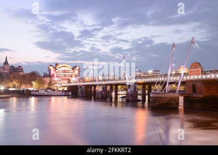 Beleuchtete Golden Jubilee Bridges auf der Themse Hungerford Bridge von Sir John Hawkshaw & Lifschutz Davidson Sandilands Leo Villareal Studio Stockfoto