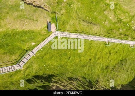 Luftaufnahme der Treppe zum Silver Strand in der Grafschaft Donegal - Irland. Stockfoto