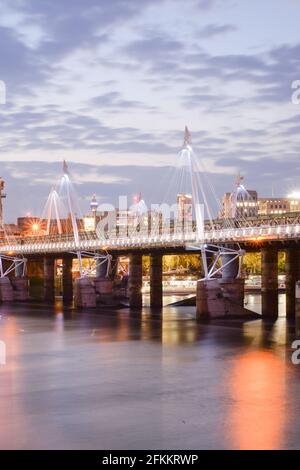 Beleuchtete Golden Jubilee Bridges auf der Themse Hungerford Bridge von Sir John Hawkshaw & Lifschutz Davidson Sandilands Leo Villareal Studio Stockfoto