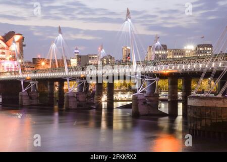 Beleuchtete Golden Jubilee Bridges auf der Themse Hungerford Bridge von Sir John Hawkshaw & Lifschutz Davidson Sandilands Leo Villareal Studio Stockfoto