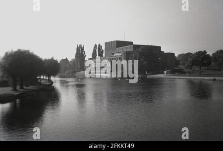 1960er, historische Ansicht des Royal Shakespeare Theatre (RST) am Ufer des Flusses Avon, in Stratford-upon-Avon, England, Großbritannien. Das Theater ist im Besitz der Royall Shakespeare Company, einer Theatergesellschaft, die dem englischen Dramatiker und Dichter William Shakespeare gewidmet ist, der in der Stadt geboren wurde. Das von der Architektin Elisabeth Scott entworfene und im Jahr 1932 eröffnete Shakepseare Memorial Theatre wurde ursprünglich bis 1961 als Shakepseare Memorial Theatre bekannt, als der Name geändert wurde. Stockfoto