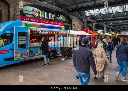 Canopy Market Granary Square Kings Cross London. In einer restaurierten historischen Markthalle, Artisinal Street Food and Crafts Market. Stockfoto