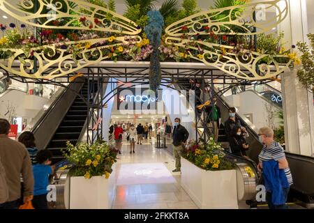 Macy's Annual Flower Show mit dem Thema „Floral-Festigung der Stärke“, Herald Square, NYC, USA Stockfoto